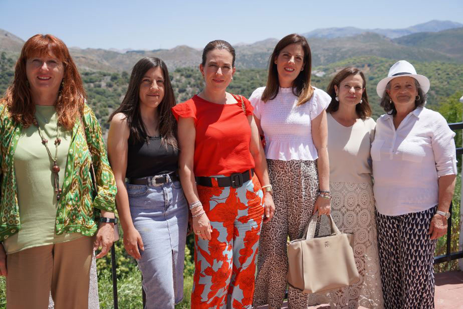 La diputada de igualdad realiza una visita institucional a Cartajima
