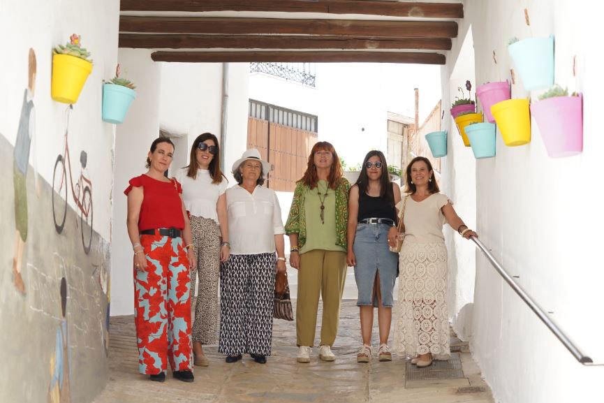 La diputada de igualdad realiza una visita institucional a Cartajima