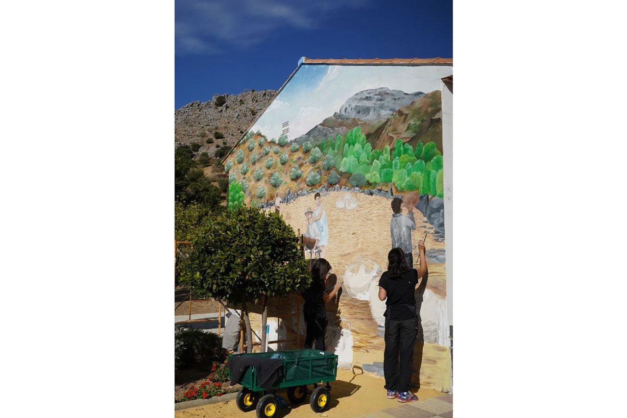 Crean nuevos murales artísticos en las calles de Cartajima