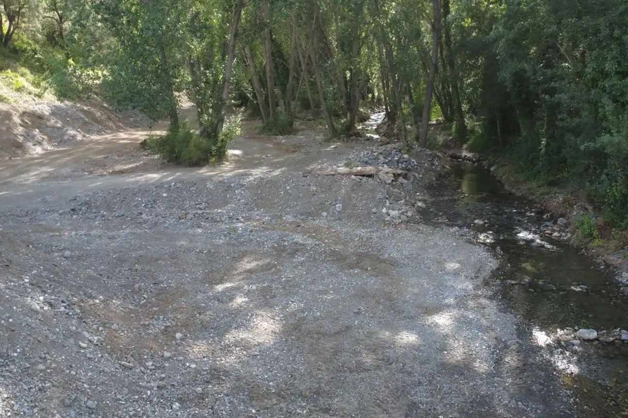 Realizan mejoras en el camino de Cartajima a Parauta