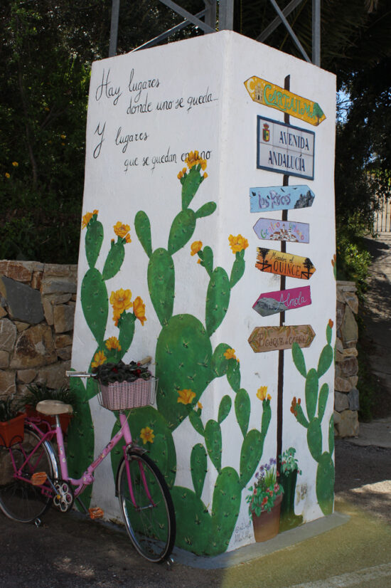 Poste eléctrico con pinturas