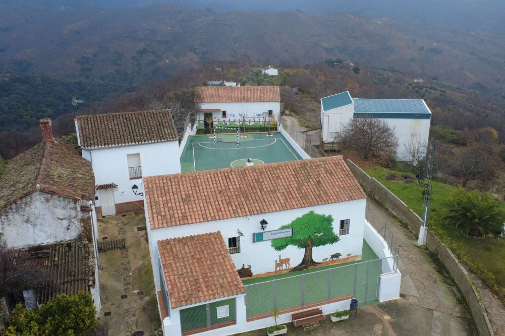 Cartajima lleva a cabo trabajos de mejora en su colegio público