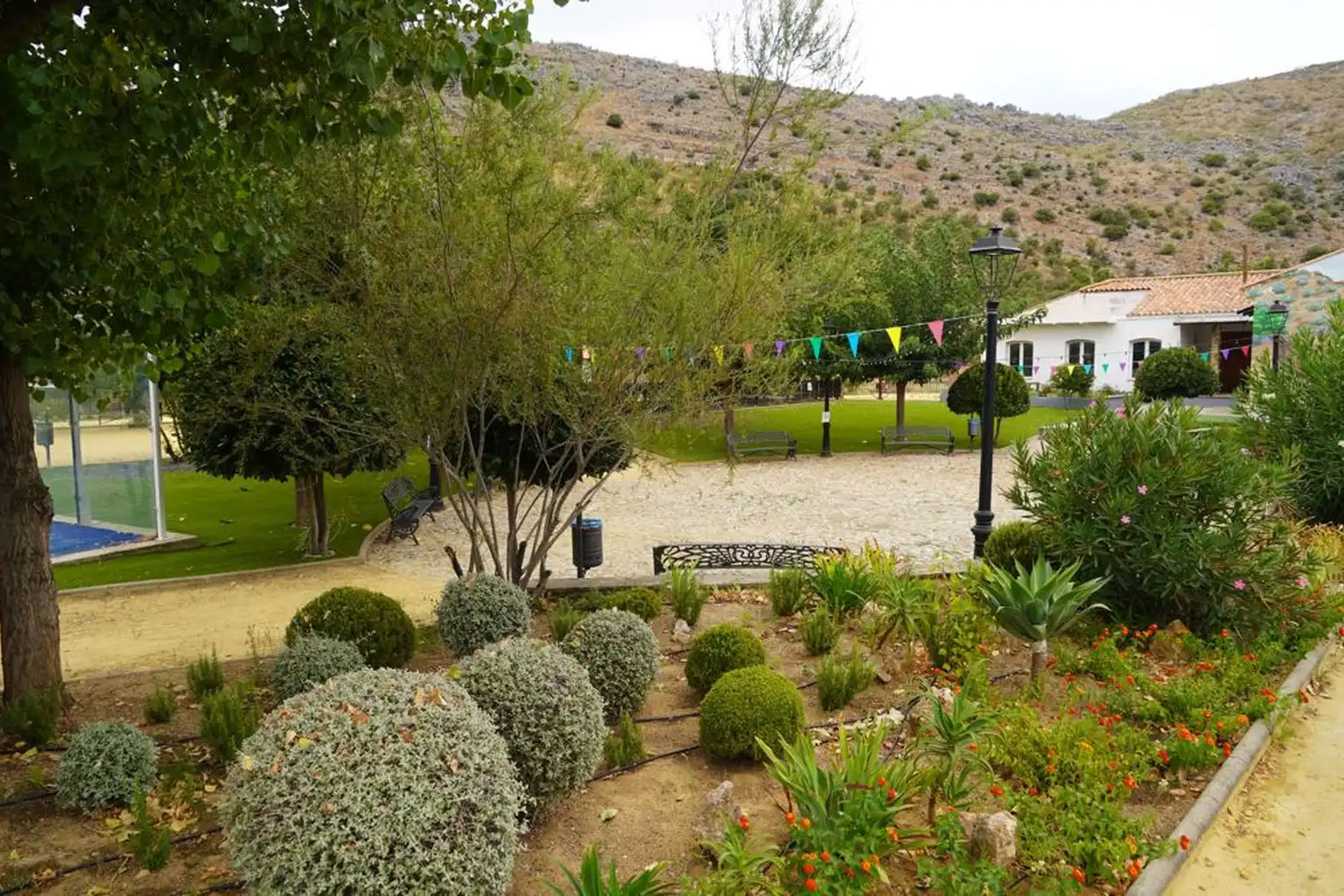 Según se ha indicado desde el Consistorio, la actuación ha consistido en la colocación de césped artificial, la plantación de árboles y flores en las zonas ajardinadas o el acondicionamiento del alcantarillado, entre otros trabajos. En este sentido, desde el Ayuntamiento se ha indicado que el objetivo es continuar adecuando y embelleciendo diferentes puntos del municipio con el propósito de que estos muestren su mejor imagen para vecinos y visitantes. Por otro lado, cabe recordar que junto a la Era de ‘Las Peñuelas’, hace unas semanas se ha puesto en funcionamiento el Centro Joven ‘Unión Cartajimeña’, un espacio que ha sido configurado como lugar de encuentro para los jóvenes de la localidad.