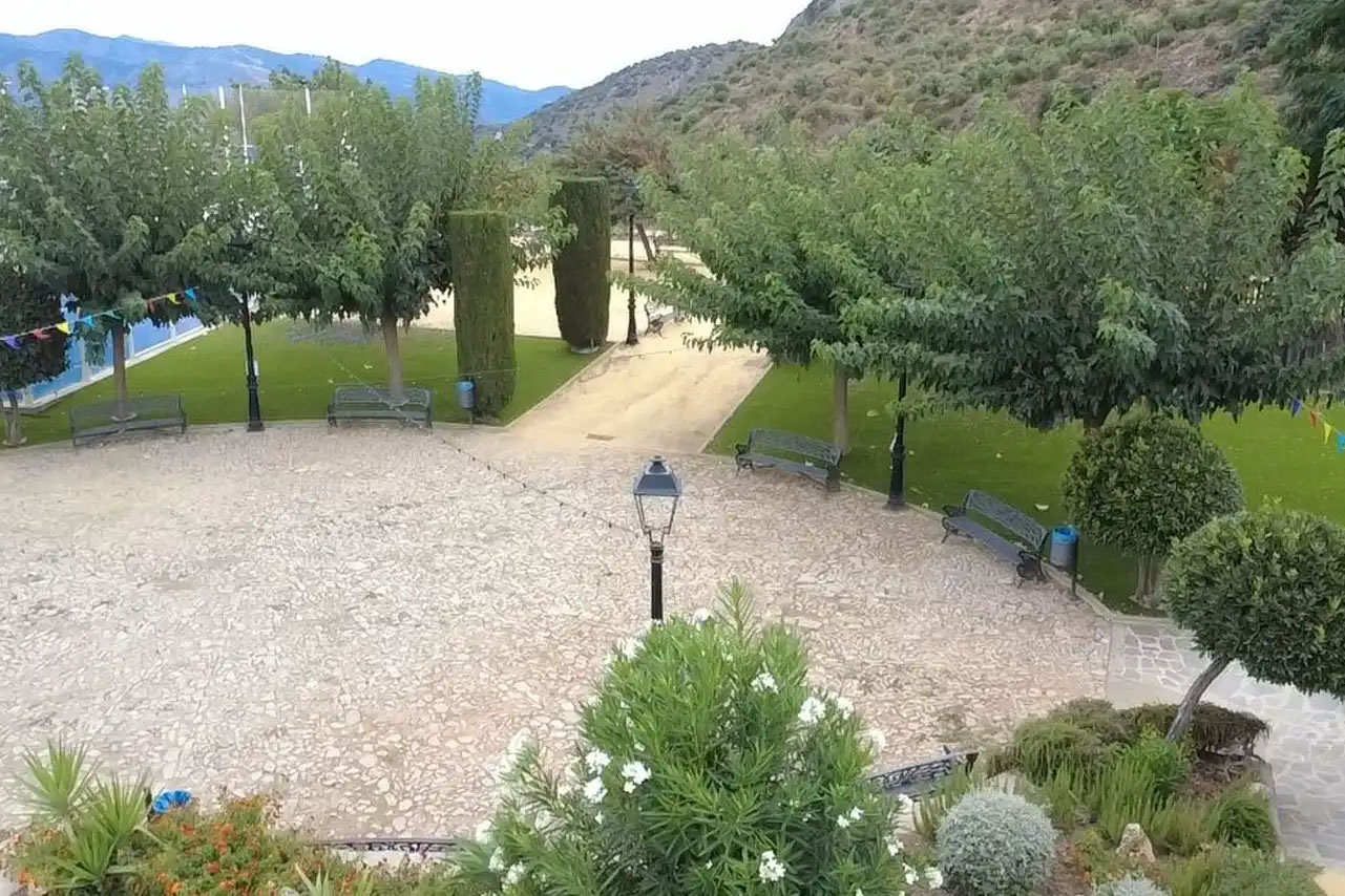 Según se ha indicado desde el Consistorio, la actuación ha consistido en la colocación de césped artificial, la plantación de árboles y flores en las zonas ajardinadas o el acondicionamiento del alcantarillado, entre otros trabajos. En este sentido, desde el Ayuntamiento se ha indicado que el objetivo es continuar adecuando y embelleciendo diferentes puntos del municipio con el propósito de que estos muestren su mejor imagen para vecinos y visitantes. Por otro lado, cabe recordar que junto a la Era de ‘Las Peñuelas’, hace unas semanas se ha puesto en funcionamiento el Centro Joven ‘Unión Cartajimeña’, un espacio que ha sido configurado como lugar de encuentro para los jóvenes de la localidad.