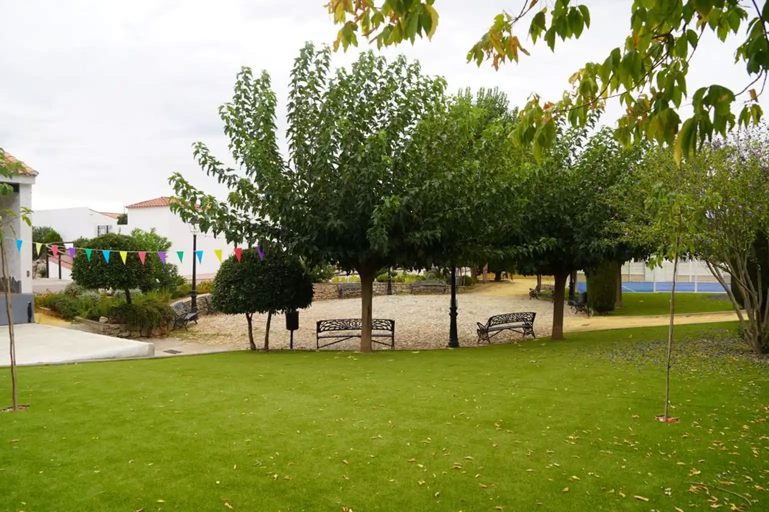 Según se ha indicado desde el Consistorio, la actuación ha consistido en la colocación de césped artificial, la plantación de árboles y flores en las zonas ajardinadas o el acondicionamiento del alcantarillado, entre otros trabajos. En este sentido, desde el Ayuntamiento se ha indicado que el objetivo es continuar adecuando y embelleciendo diferentes puntos del municipio con el propósito de que estos muestren su mejor imagen para vecinos y visitantes. Por otro lado, cabe recordar que junto a la Era de ‘Las Peñuelas’, hace unas semanas se ha puesto en funcionamiento el Centro Joven ‘Unión Cartajimeña’, un espacio que ha sido configurado como lugar de encuentro para los jóvenes de la localidad.