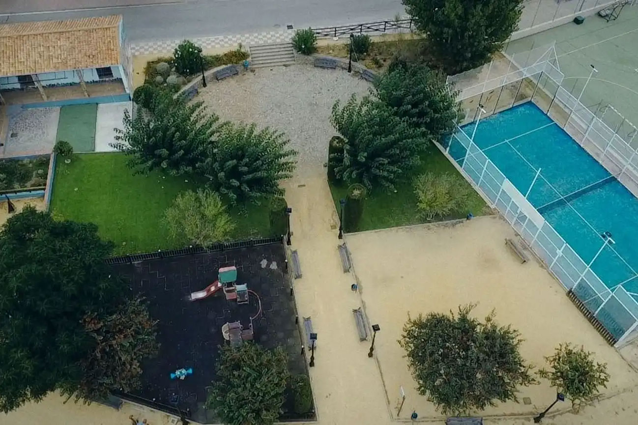 Según se ha indicado desde el Consistorio, la actuación ha consistido en la colocación de césped artificial, la plantación de árboles y flores en las zonas ajardinadas o el acondicionamiento del alcantarillado, entre otros trabajos. En este sentido, desde el Ayuntamiento se ha indicado que el objetivo es continuar adecuando y embelleciendo diferentes puntos del municipio con el propósito de que estos muestren su mejor imagen para vecinos y visitantes. Por otro lado, cabe recordar que junto a la Era de ‘Las Peñuelas’, hace unas semanas se ha puesto en funcionamiento el Centro Joven ‘Unión Cartajimeña’, un espacio que ha sido configurado como lugar de encuentro para los jóvenes de la localidad.