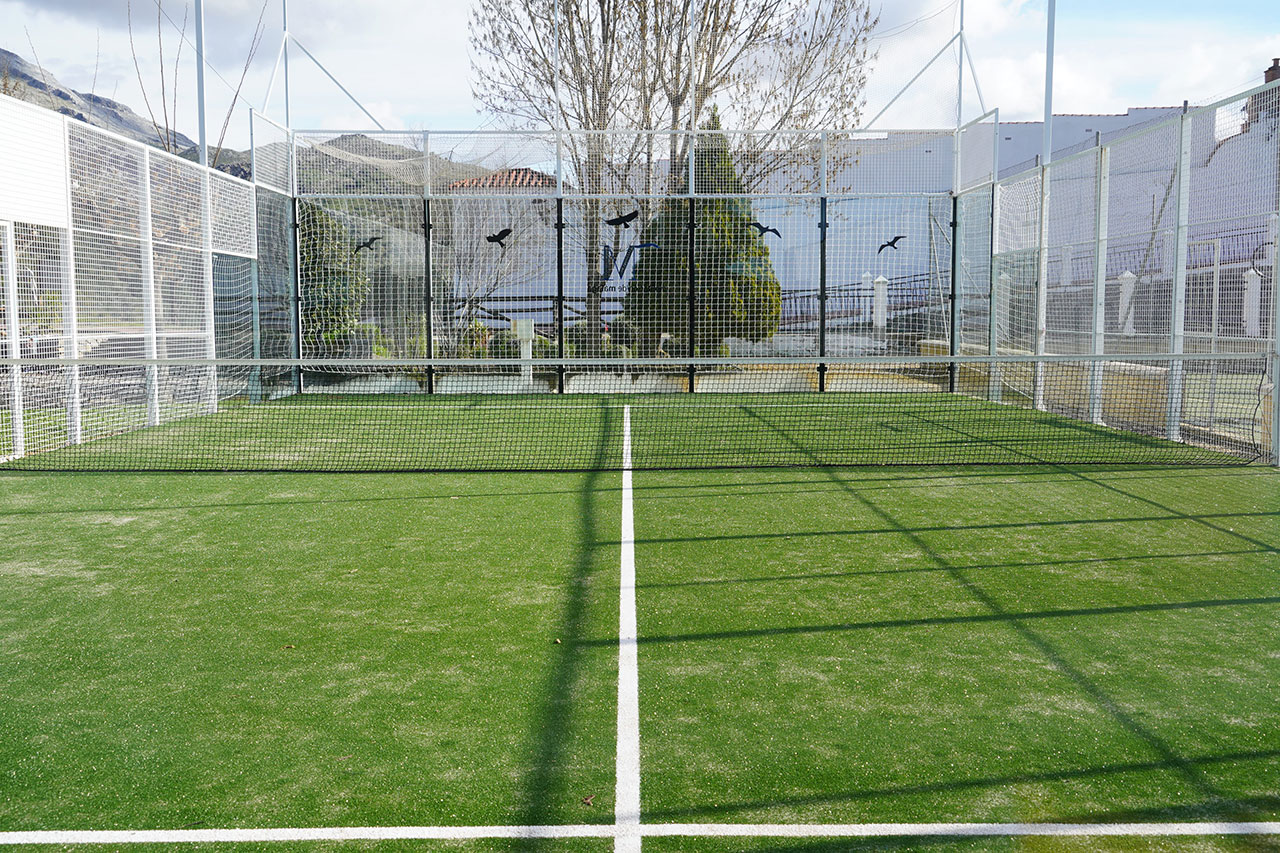 Cartajima lleva a cabo la renovación integral de su pista de pádel