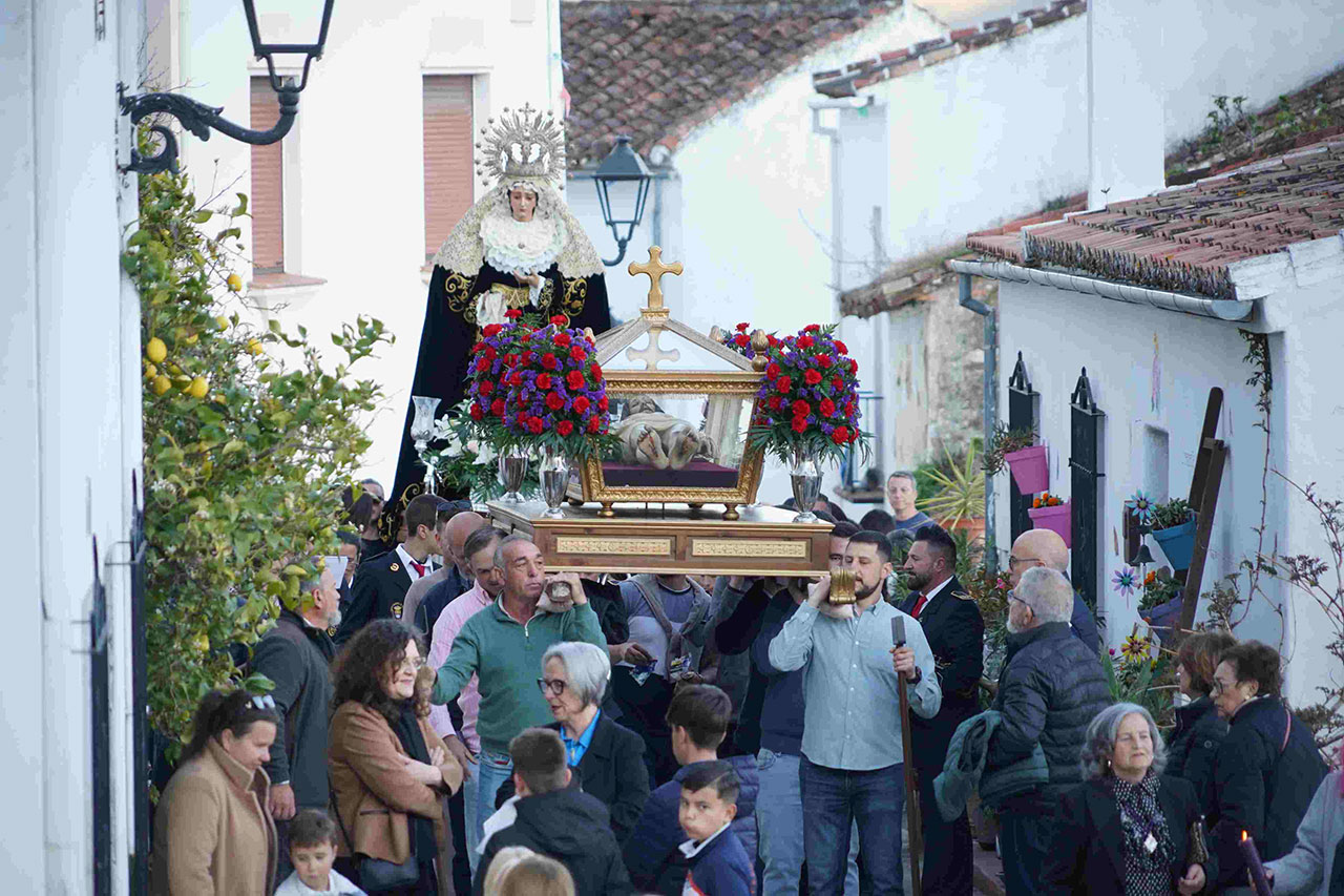 El Santo Entierro sale en procesión por los campos de Cartajima