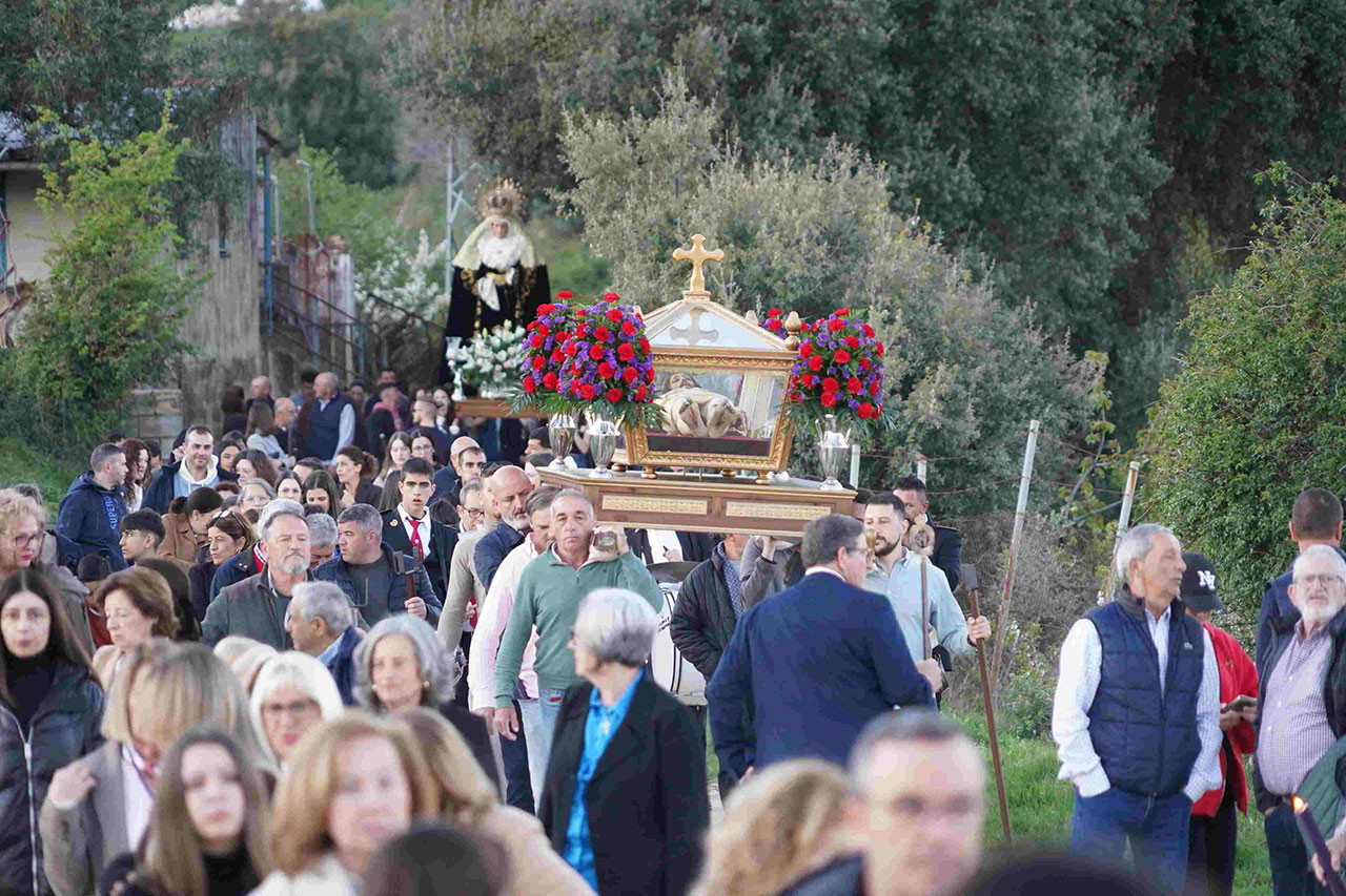 El Santo Entierro sale en procesión por los campos de Cartajima