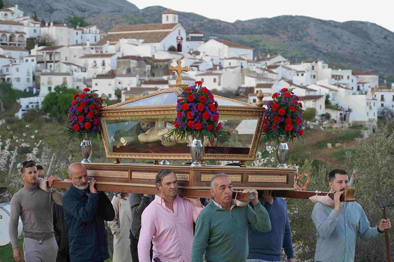 El Santo Entierro sale en procesión por los campos de Cartajima