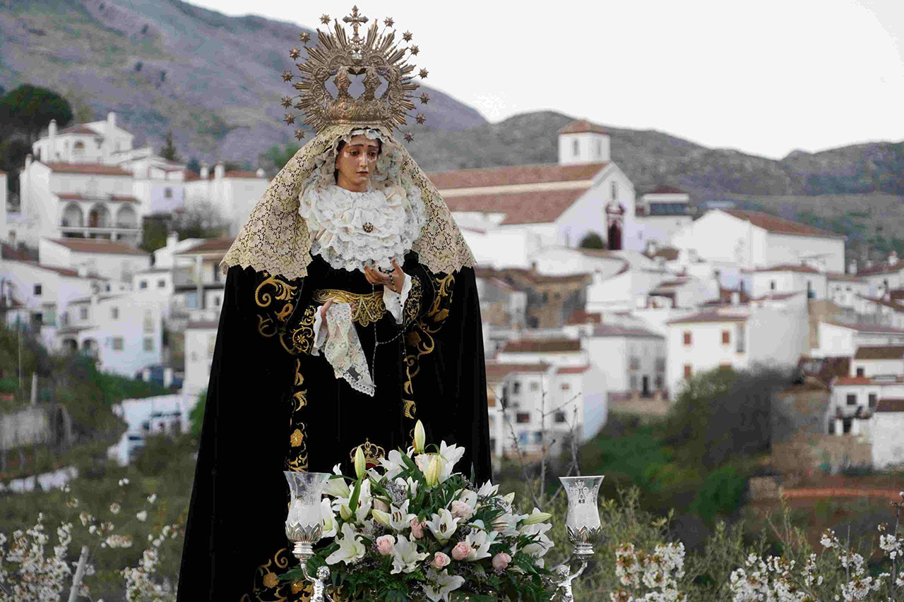 El Santo Entierro sale en procesión por los campos de Cartajima